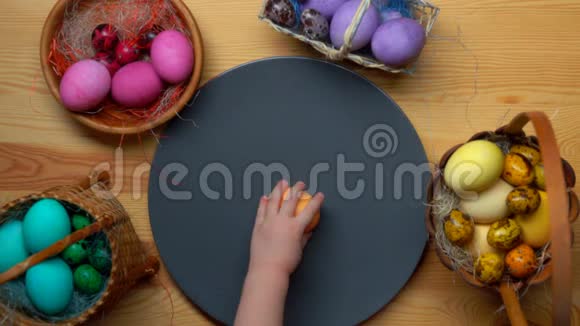 儿童的手在不同的篮子里产卵视频的预览图
