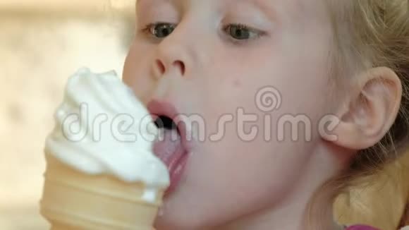 一个小女孩在咖啡馆里按喇叭吃冰淇淋视频的预览图