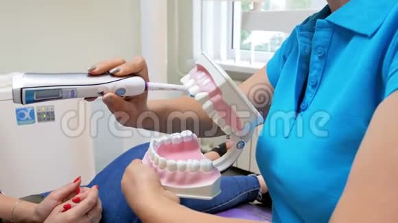 用塑料牙齿模型特写4k镜头教育病人牙齿卫生的重要性视频的预览图