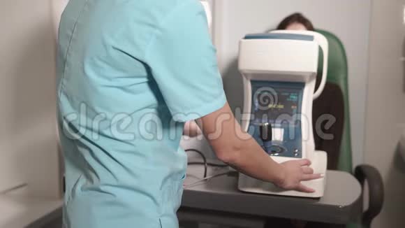Oculist正在办公室用自动折射仪打印眼睛检查结果视频的预览图