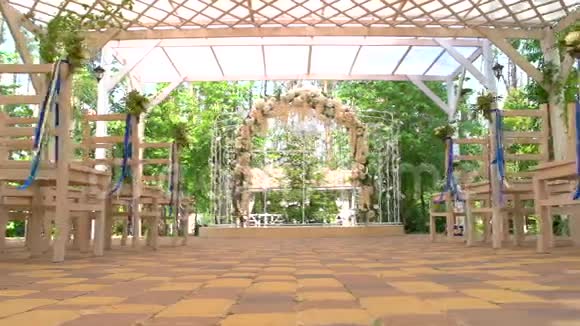 结婚拱门和椅子视频的预览图