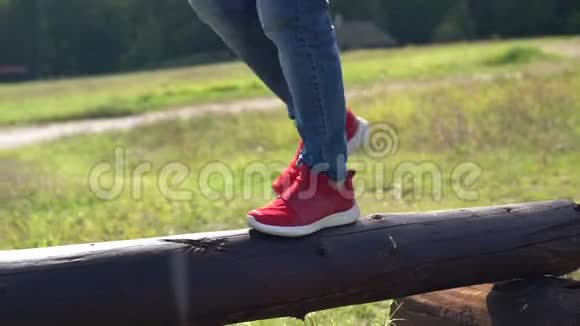 一个穿着红鞋的女人视频的预览图