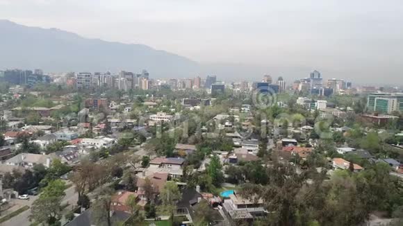 夏季智利圣地亚哥市的鸟瞰图视频的预览图