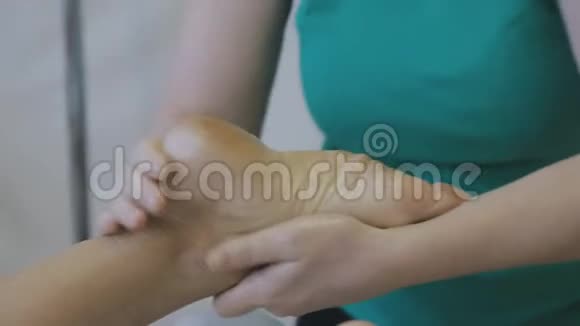 女性理疗师为诊所内的女性做足底按摩视频的预览图
