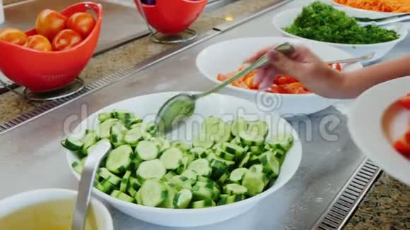 把切好的黄瓜放在盘子里在咖啡馆里浇上酱汁自助服务视频的预览图