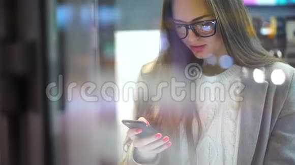 优雅的女商人拨打电话号码并拨打智能手机4k年轻漂亮的女人用手机视频的预览图