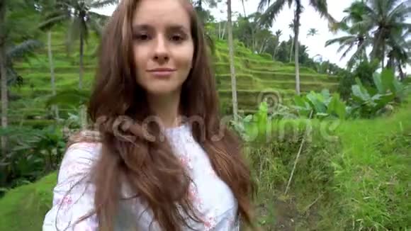 旅行概念女人制作自我视频展示巴厘岛的米台视频的预览图