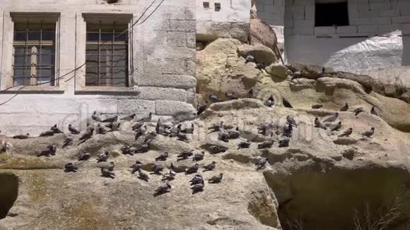 高清镜头在城市的岩石上的岩石上慢动作视频的预览图