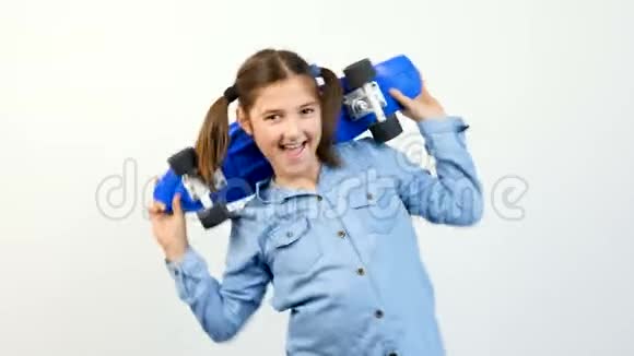 微笑快乐的年轻女孩肩上扛着滑板车视频的预览图