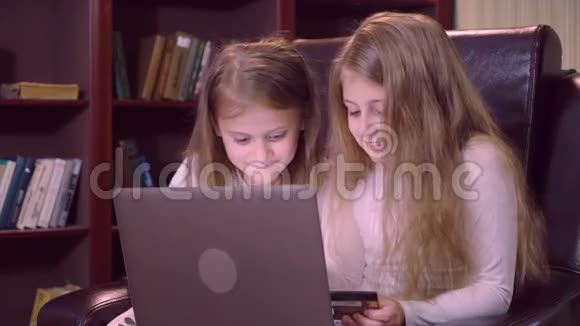 婴儿在家里使用电脑视频的预览图