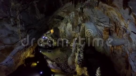 手电筒的光束沿着神秘的巨大洞穴底部视频的预览图