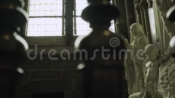 教堂内的大理石雕塑视频的预览图
