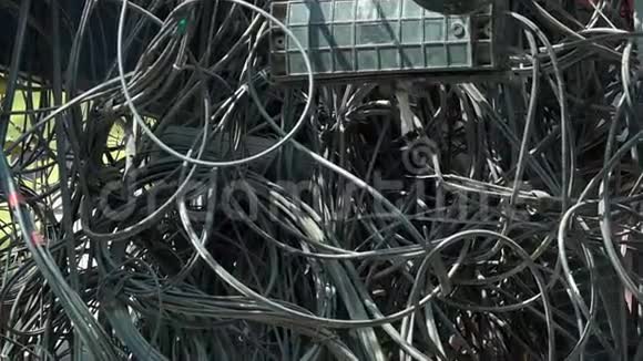亚洲街头电线电缆混乱视频的预览图