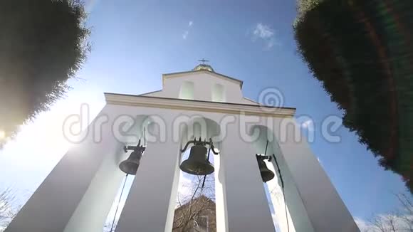 风和日丽的日子里教堂的钟声风摇动钟楼附近的树木索内奇卡在闪耀视频的预览图
