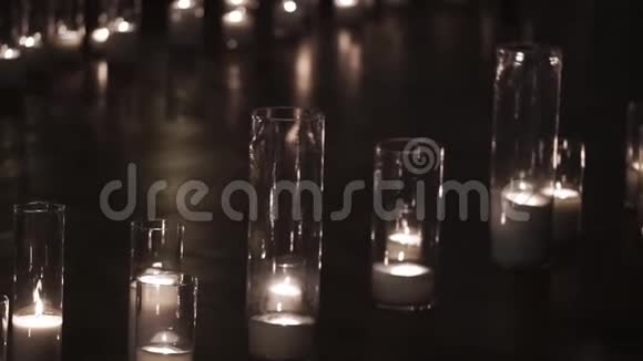 地板上有蜡烛视频的预览图