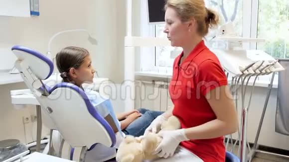4k微笑女牙医验牙前给女患者送泰迪熊视频视频的预览图