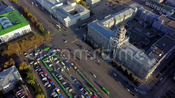 繁华城市街道的俯视图城市道路上的城市交通与日落区域中间有塔和钟的广场视频的预览图