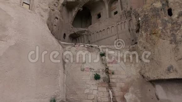 4K镜头教堂在岩石中的城市岩石中手持摄像机视频的预览图