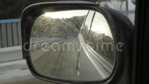 在汽车后视镜中的乡村和山体景观反射慢动作视频的预览图