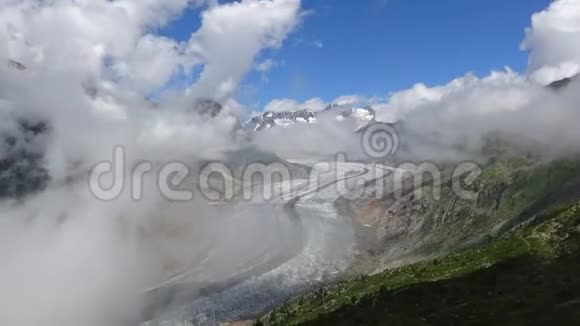 在瑞士国家公园观赏伟大的Aletsch冰川视频的预览图