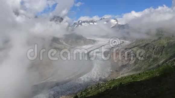 在瑞士国家公园观赏伟大的Aletsch冰川视频的预览图