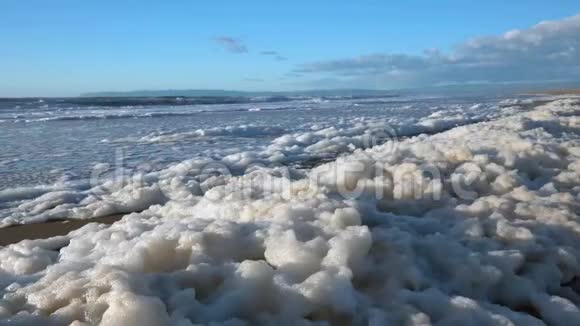 沙滩上的海浪和海水泡沫视频的预览图