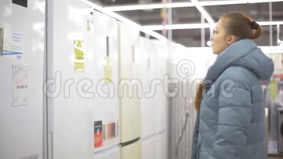女人在电子超市选择厨房电器视频的预览图
