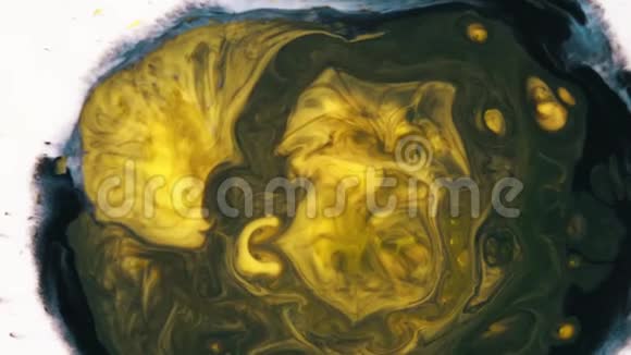 在白色液体表面混合黄色和黑色油墨的特写艺术观念视频的预览图