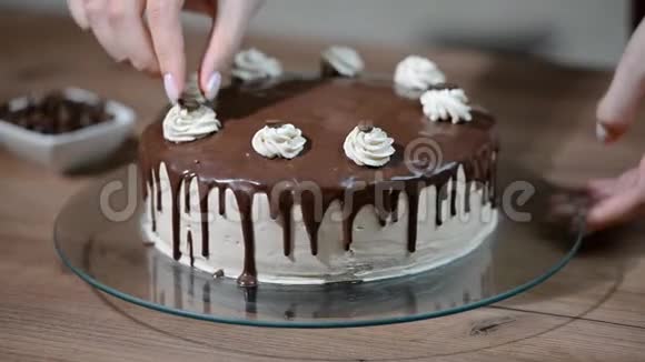 家庭糖果女人用奶油做蛋糕视频的预览图