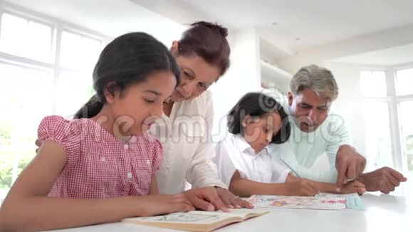 祖父母帮助孙子做作业视频的预览图