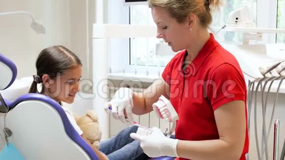 4k牙科医生教她十几岁的女病人用牙刷正确清洁牙齿视频的预览图