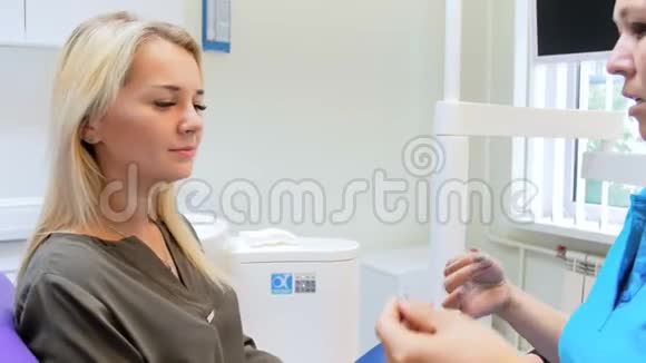 4k牙科医生教育病人如何使用牙线清洁牙齿视频的预览图