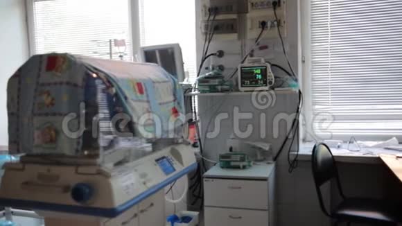 妇产医院早产婴儿室医疗监护仪视频的预览图