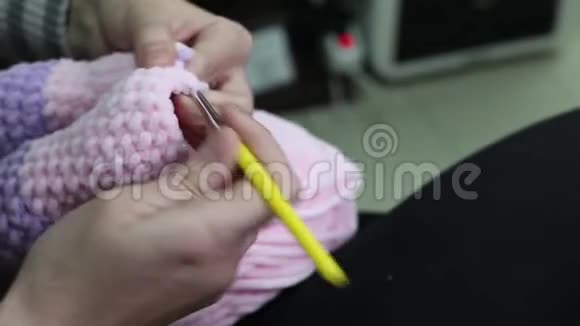 人和针线活的概念女人用钩针编织粉红纱编织视频的预览图