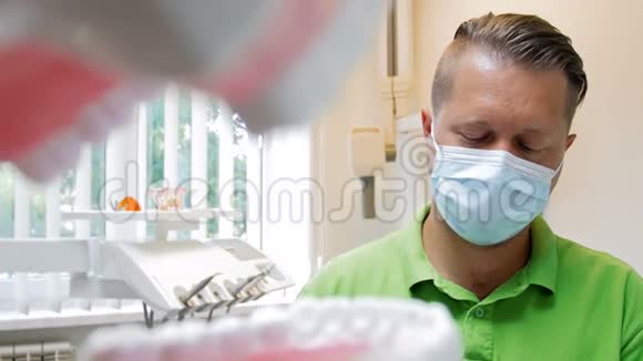 牙科医生用钻头治疗牙齿的口腔内4k镜头视频的预览图
