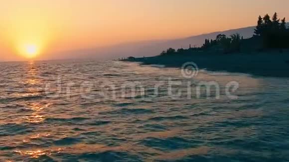 用橙色的日落俯瞰海景视频的预览图