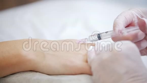 美容诊所专家在病人手臂上注射填充物视频的预览图