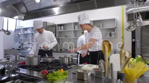 厨师烹饪厨师试汤视频的预览图