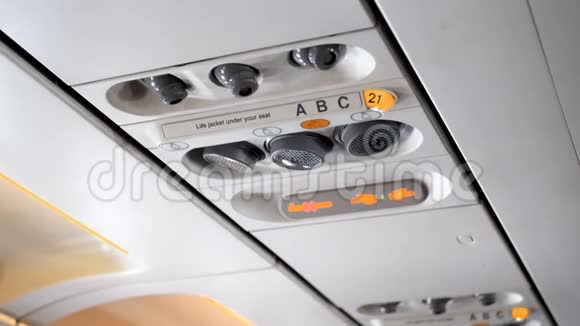 客机天花板上紧急标志及固定座拍板的特写4k视频视频的预览图