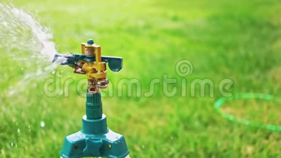 灌溉花园洒水侧视在慢速行驶中视频的预览图