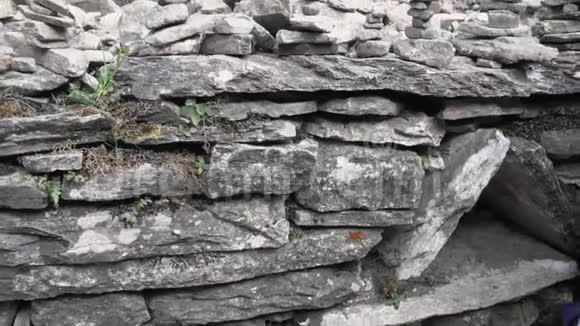 佛教祈祷石沿着尼泊尔的徒步路径在喜马拉雅山探险视频的预览图
