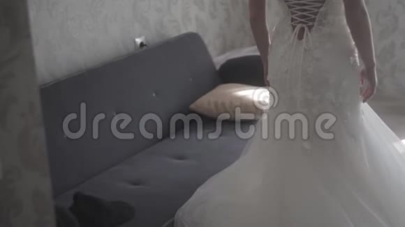 新娘在室内靠大窗户后景视频的预览图