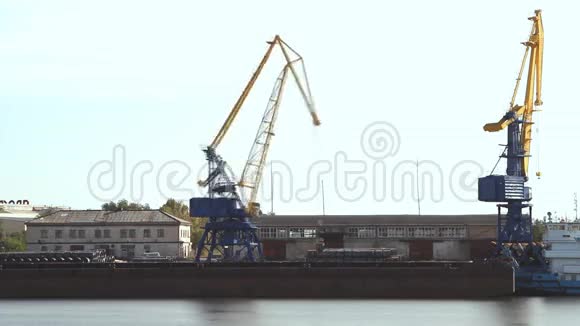 港口里的起重机视频的预览图