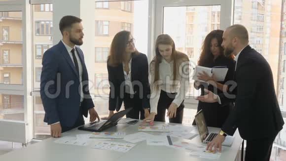 办公室工作人员公司的一个年轻团队两个男人和三个女人讨论为开发的安装文件视频的预览图