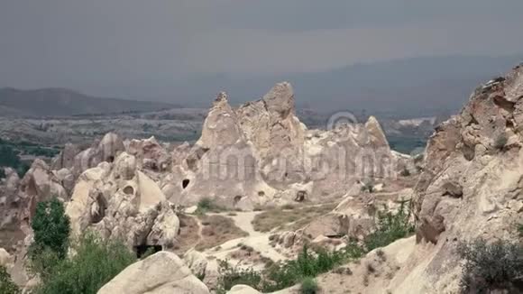 4K镜头多云天气岩石全景视频的预览图