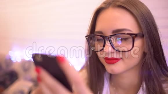 美丽的高加索女人使用智能手机设备上网在咖啡馆阅读食谱快关门肖像画视频的预览图