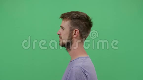 一位成人推着鼻子的侧视图视频的预览图