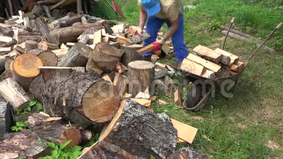 村民把砍柴的东西装到生锈的手推车上4K视频的预览图