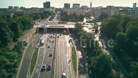 波兰华沙LechaKaczynskiego街的鸟瞰图视频的预览图