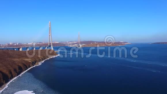 用俄罗斯大桥的景观对海洋景观进行空中勘测视频的预览图